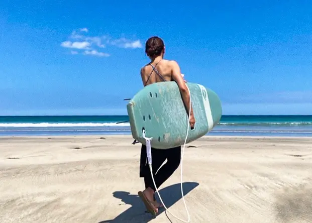 趣味のサーフィンを楽しむトレーナーの久本