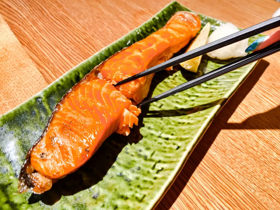 良質なタンパク質とDHA・EPAが豊富な焼きサーモン。筋肥大と脳の活性化をサポートするおすすめ食材