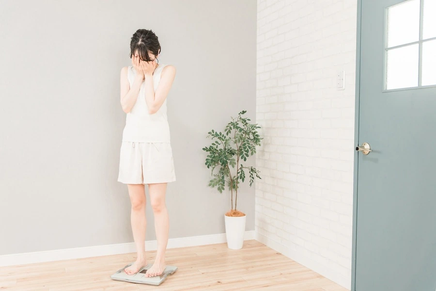 体重計に乗る女性