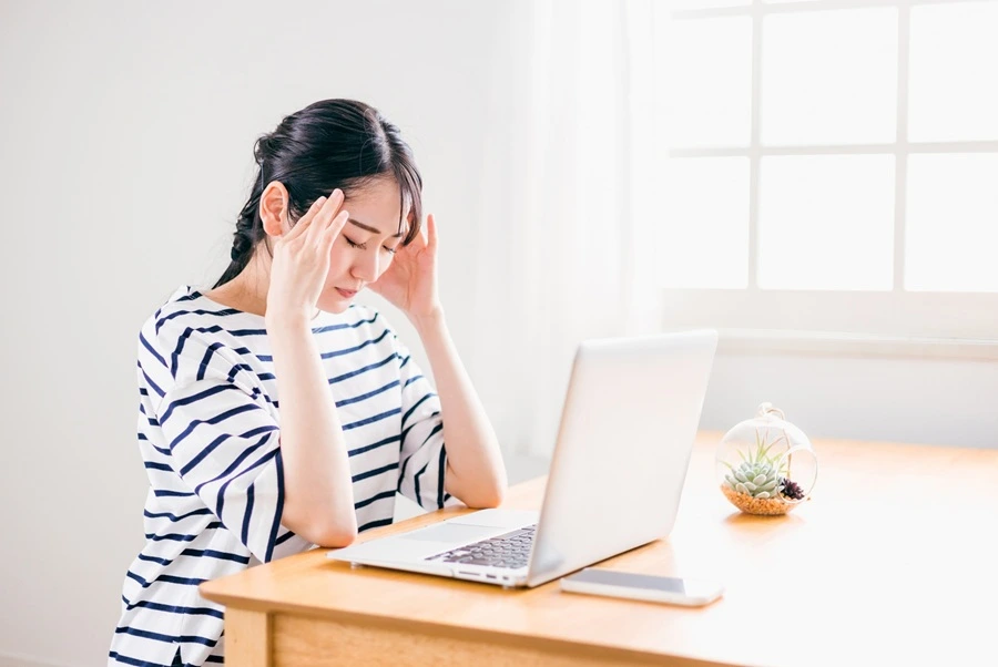 ストレスを抱える女性