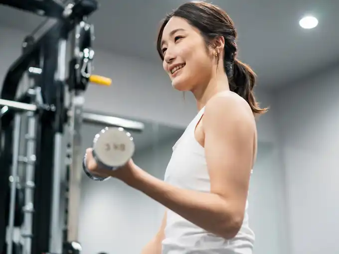 女性がウェイトトレーニングをしている