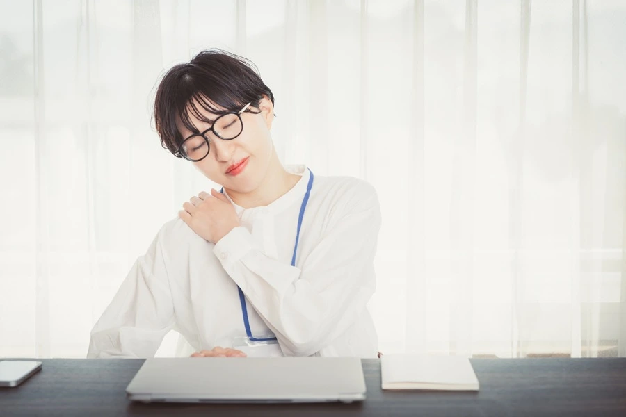 肩こりに悩む女性