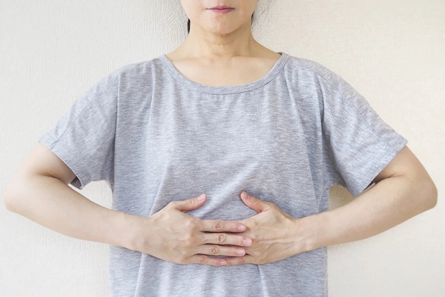 呼吸を整える女性