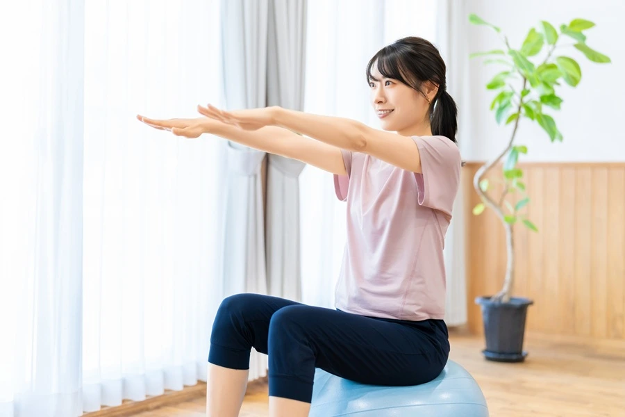 バランスボールをする女性