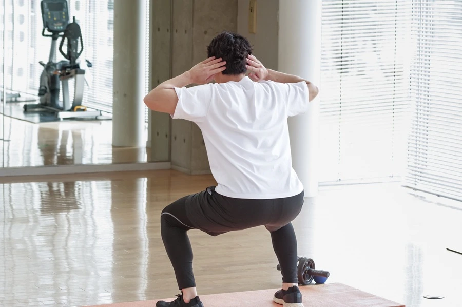 スクワットする男性