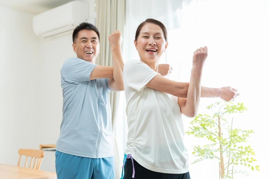 ストレッチをする夫婦