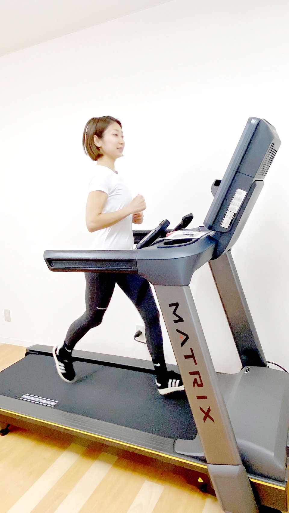 トレッドミルでウォーキングをする女性