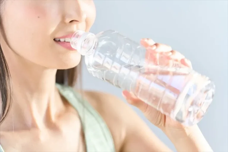 ボディメイク中の水分補給は何を飲む？水以外のおすすめと避けたい飲み物