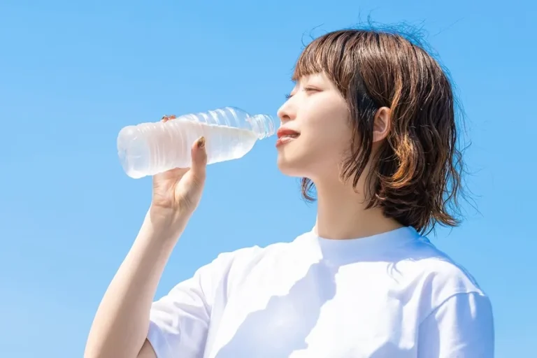 水を飲んでいるのに夏バテ？40代からの水分と塩分バランス