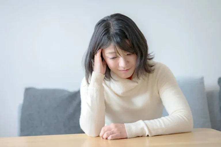 梅雨に気分が落ち込む理由とは？湿度・ビタミンD・自律神経の関係と対策法