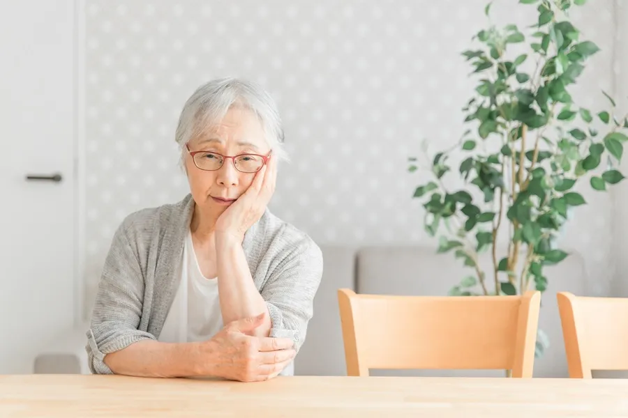姿勢の良い高齢女性のイメージ