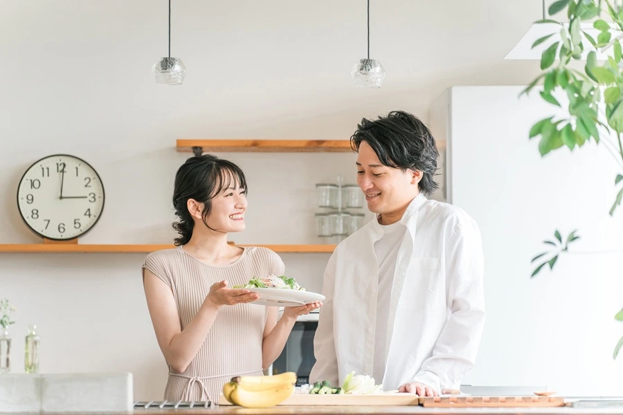 理想的な食生活を送るカップルの日常。ダイエットを制するための味覚改善と食事管理の風景