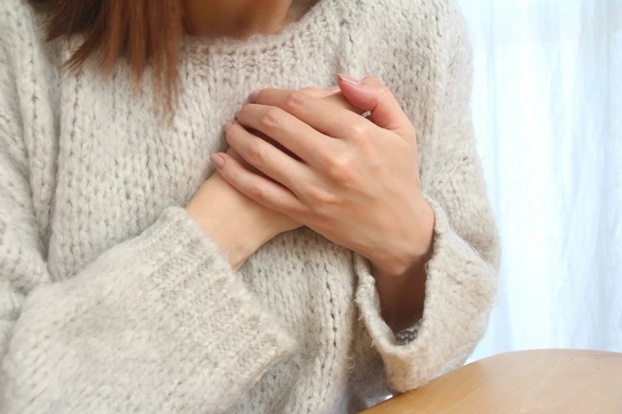 生理前のイライラや体調不良（PMS）に悩む女性。女性ホルモンの変動によるダイエットへの影響を解説