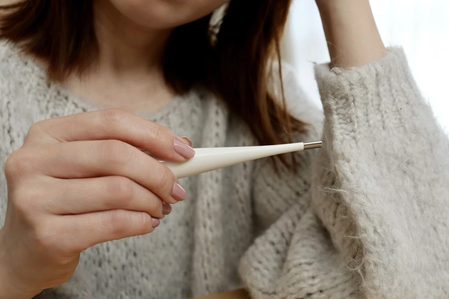体温を測る女性