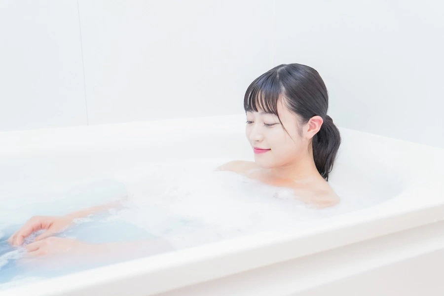 入浴する女性