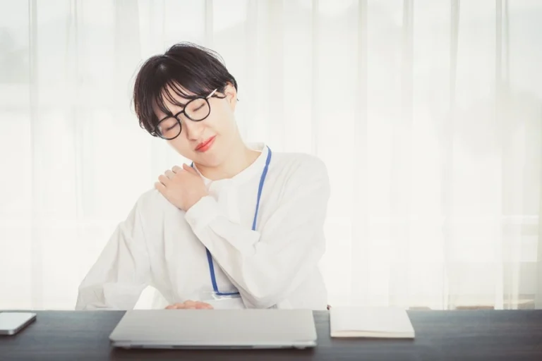 現代人に急増する「巻き肩」は見た目以上に深刻