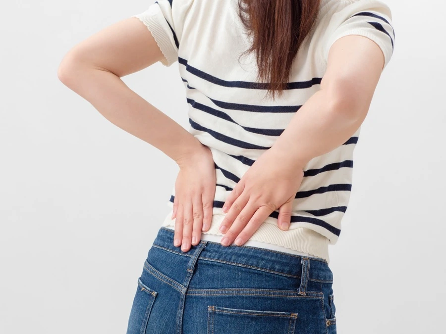 腰痛を気にする女性