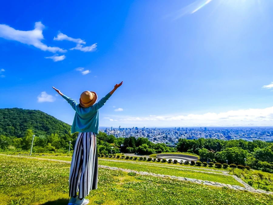 青空と女性