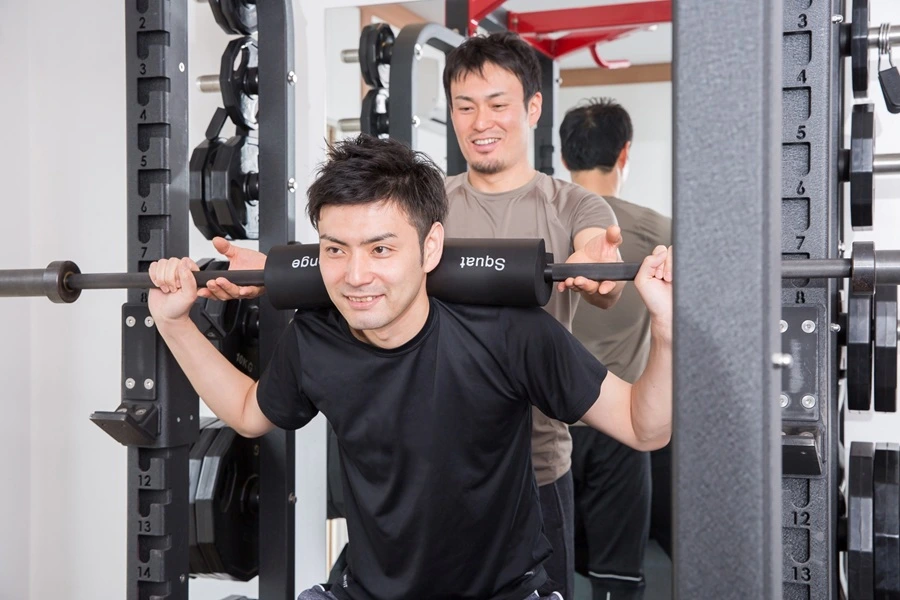パーソナルを受ける男性